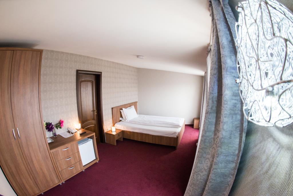 Hotel La Strada Ploieşti Exterior foto